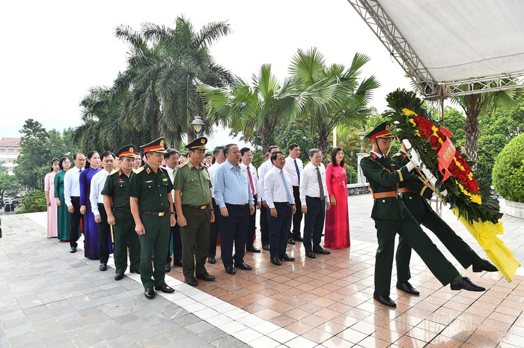 Các đại biểu dâng hoa tại Đài tượng niệm các Anh hùng liệt sĩ.