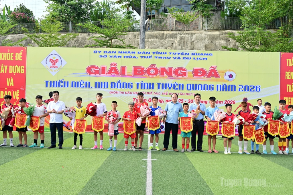 Ban tổ chức tặng cờ lưu niệm, hoa cho các đội tham dự giải.