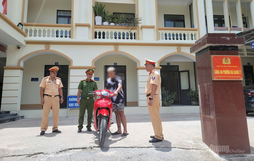 Lực lượng chức năng yêu cầu đối tượng lên làm việc, tạm giữ tang vật, phương tiện vi phạm để xử lý theo quy định.