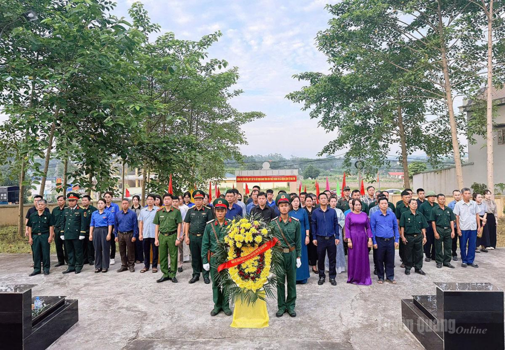 Các đại biểu xã Nhữ Khê dâng hương, dâng hoa tưởng nhớ các Anh hùng liệt sĩ.