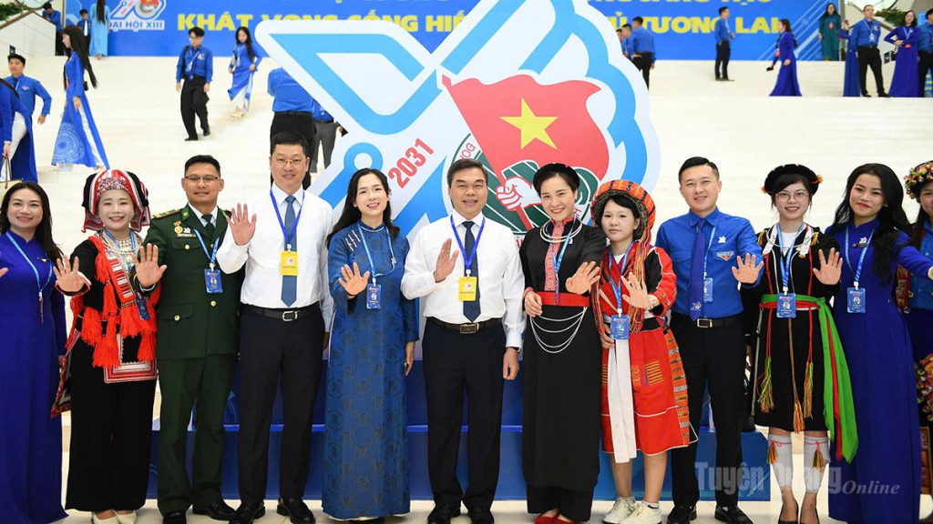 Đồng chí Ma Thế Hồng, Phó Bí thư Tỉnh ủy, Chủ tịch Ủy ban MTTQ Việt Nam tỉnh cùng Đoàn đại biểu thanh niên tỉnh dự đại hội.