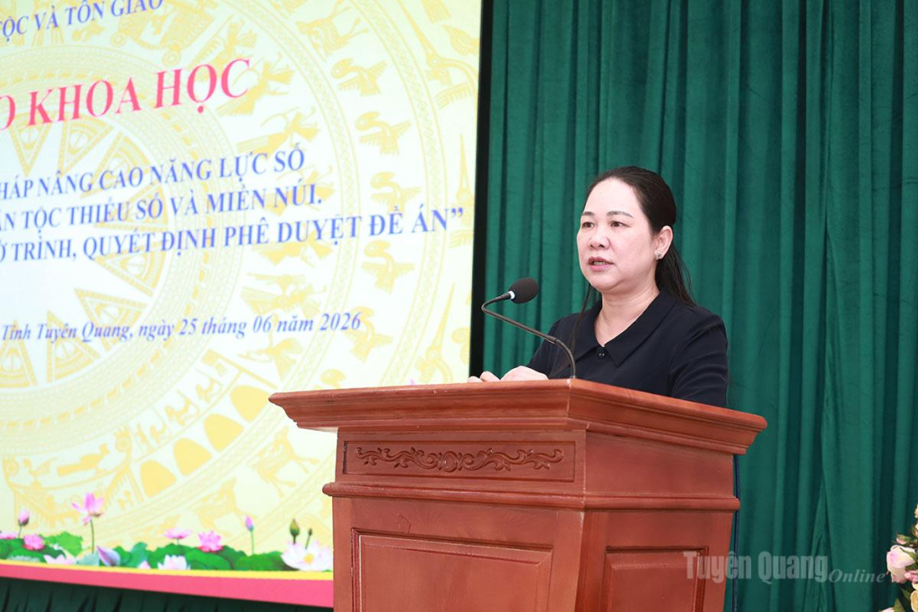 Đồng chí Nông Thị Hà, Thứ trưởng Bộ Dân tộc và Tôn giáo phát biểu tại buổi hội thảo.