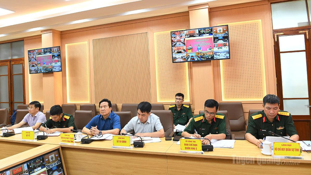 Đại diện Tổ công tác Ban Chỉ đạo Quân khu 2 cùng lãnh đạo các sở, ban, ngành, đơn vị dự hội nghị.