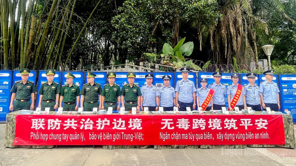 Cán bộ Đồn Biên phòng Cửa khẩu Quốc tế Thanh Thủy và Đại đội Quản lý biên giới Malypho tham gia chương trình.