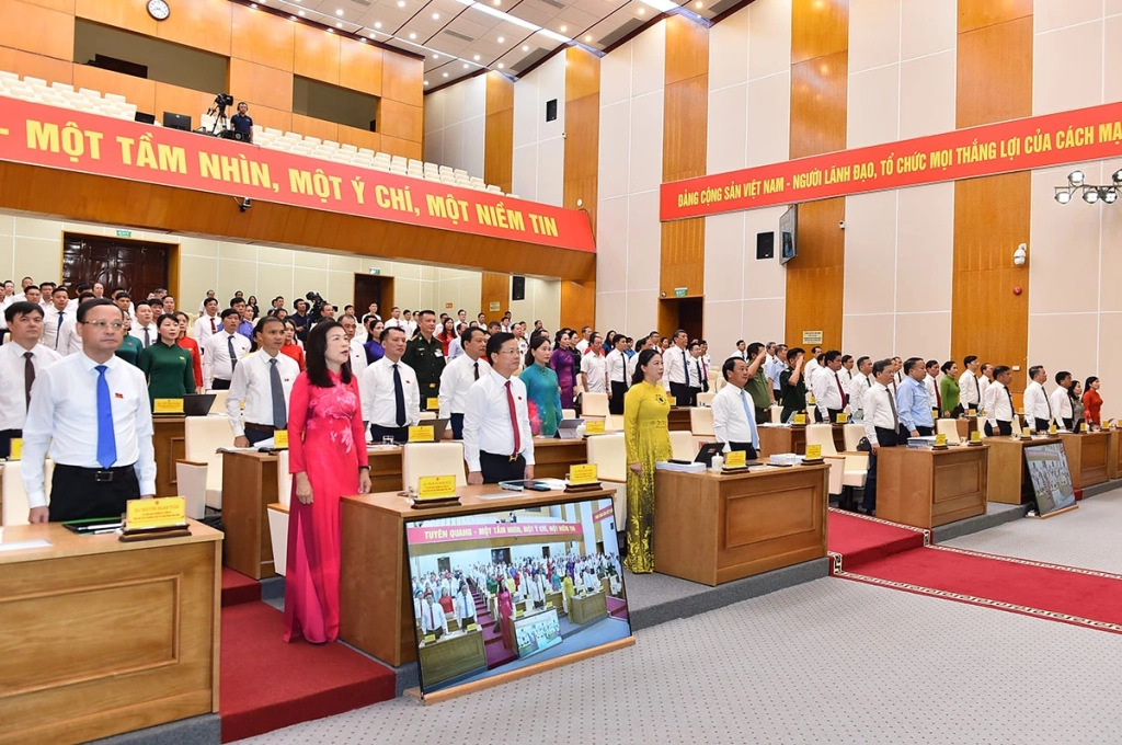 Các đại biểu thực hiện nghi lễ Chào cờ trước khai mạc kỳ họp.