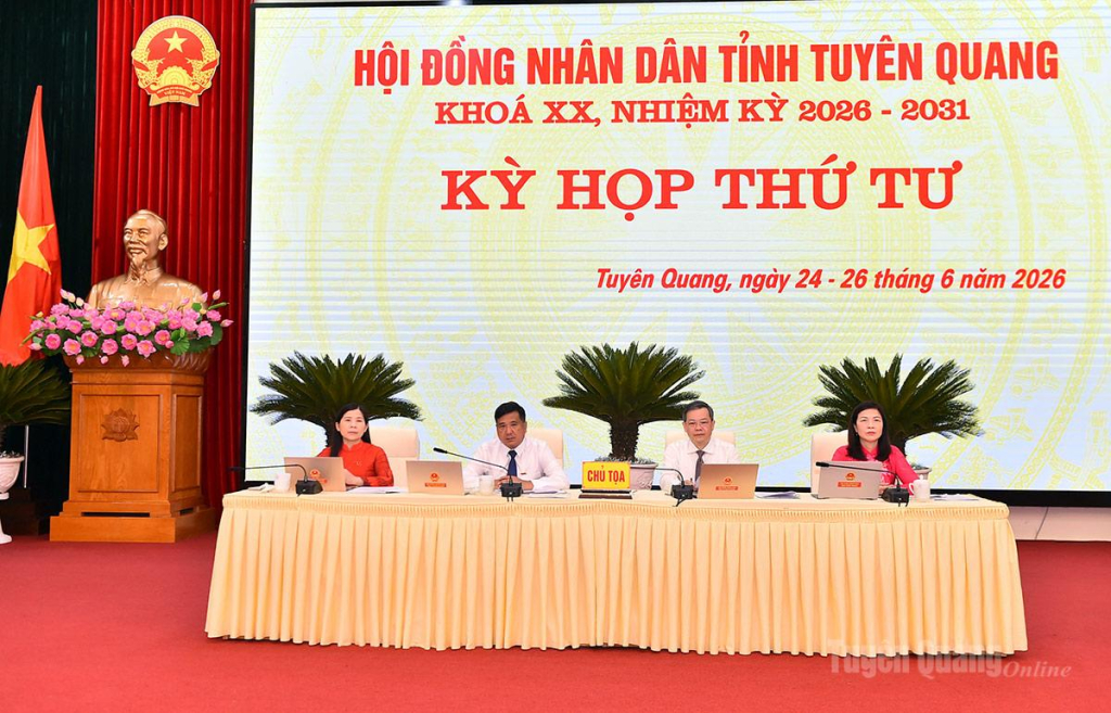 Các đồng chí lãnh đạo HĐND tỉnh Chủ tọa kỳ họp.