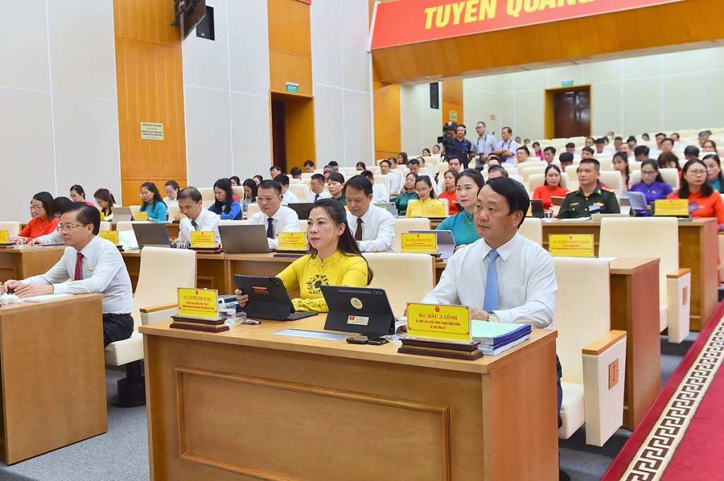 Các đồng chí Thường trực Tỉnh ủy và đại biểu dự kỳ họp.