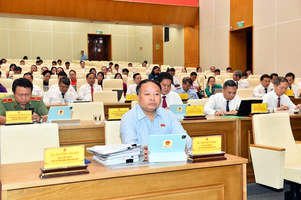 Đồng chí Phan Huy Ngọc, Chủ tịch UBND tỉnh và các đại biểu dự kỳ họp.