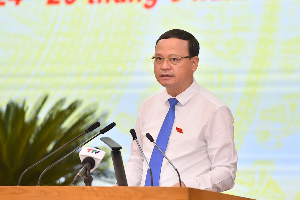Đồng chí Nguyễn Mạnh Tuấn, Phó Chủ tịch Thường trực UBND tỉnh báo cáo kết quả phát triển kinh tế - xã hội 6 tháng đầu năm.
