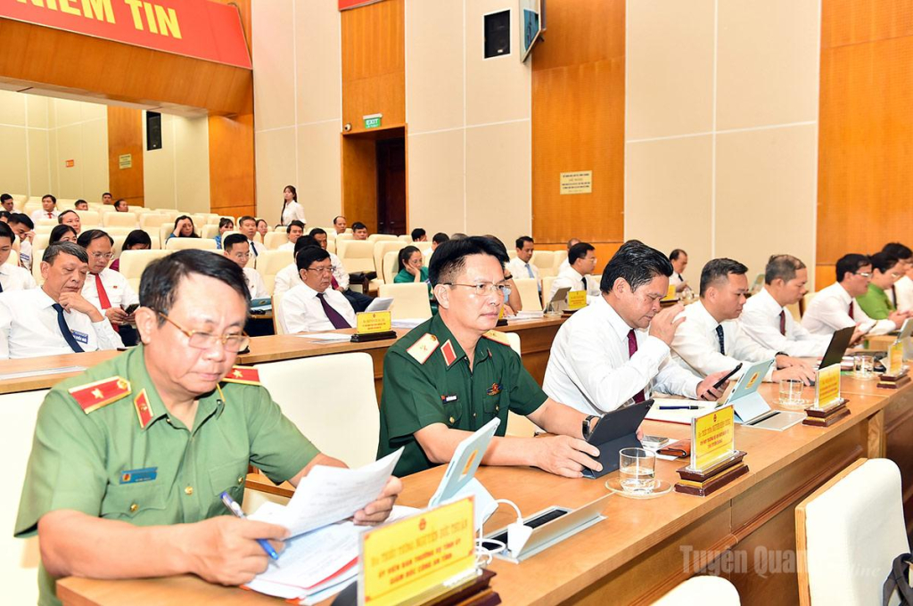 Các đại biểu dự kỳ họp.