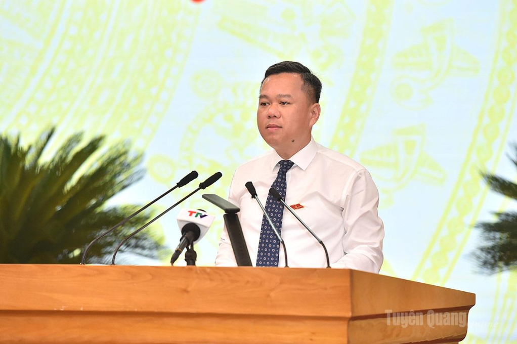 Đồng chí Đỗ  Hùng Đức, Phó Chủ tịch UBND tỉnh báo cáo kết quả thực hiện các Chương trình mục tiêu quốc gia 6 tháng đầu năm 2026 trên địa bàn tỉnh.