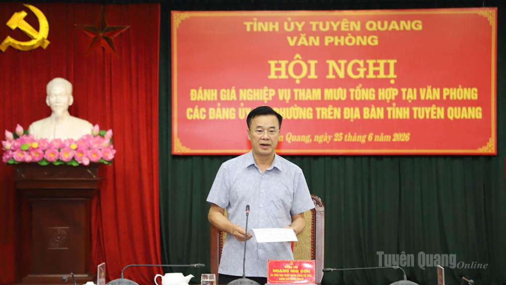 Đồng chí Hoàng Nhị Sơn, Ủy viên BCH Đảng bộ tỉnh, Chánh Văn phòng Tỉnh ủy chủ trì tại điểm cầu Văn phòng Tỉnh ủy.