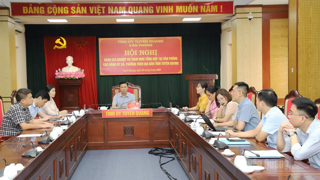 Quang cảnh hội nghị tại điểm cầu Văn phòng Tỉnh ủy.
