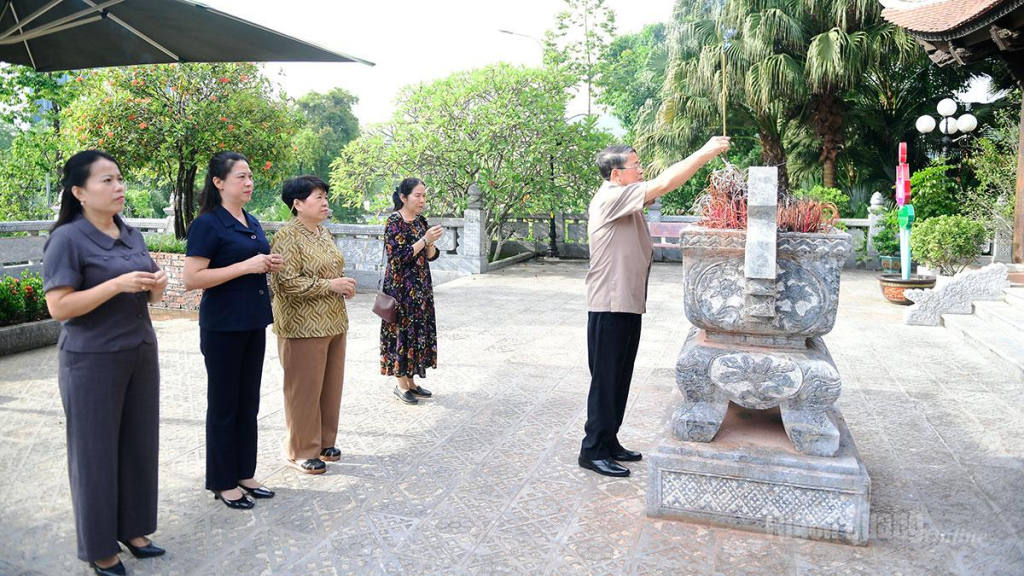 Đồng chí Nguyễn Đức Hải, nguyên Uỷ viên BCH Trung ương Đảng, nguyên Phó Chủ tịch Quốc hội và đoàn công tác dâng hương tại Đền thờ Chủ tịch Hồ Chí Minh.
