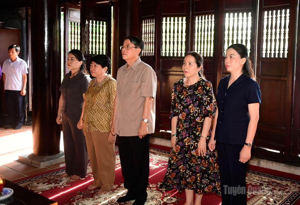 Các đại biểu dâng hương tại Đền thờ Chủ tịch Hồ Chí Minh.
