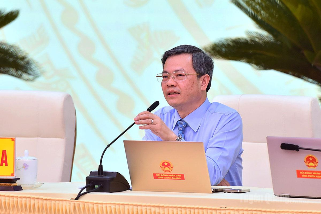 Đồng chí Nguyễn Văn Sơn, Chủ tịch HĐND tỉnh điều hành thảo luận.