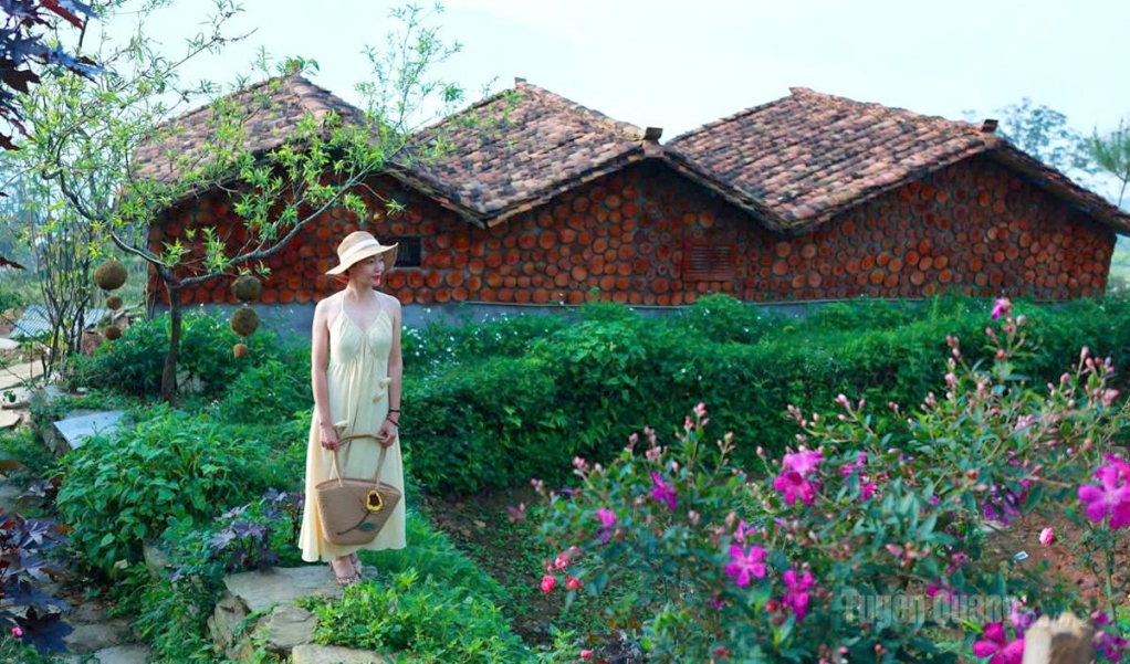Du khách check-in homestay Lê và Farm Lê.