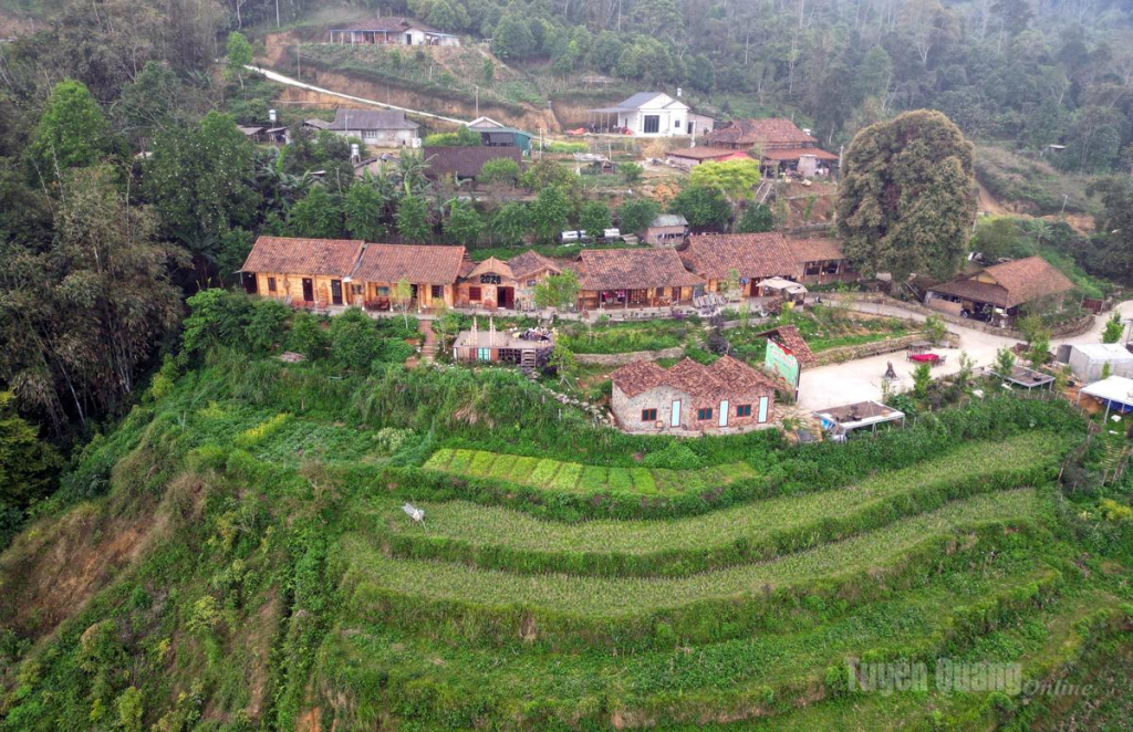 Homestay Lê và Farm Lê  có kiến trúc cổ kính và mộc mạc, nổi bật giữa núi rừng Hồng Thái.