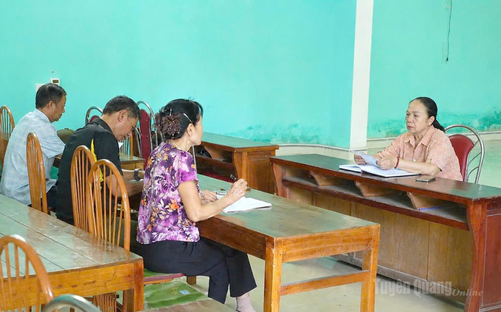 Chi ủy Chi bộ Tổ dân phố 16 Tân Hà, phường Minh Xuân họp bàn về phương pháp lãnh đạo vận động, tạo đồng thuận trong sắp xếp thôn, tổ dân phố.