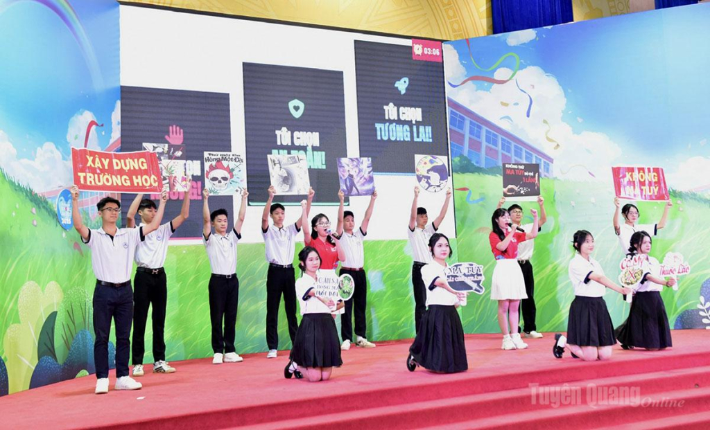 Các em học sinh hào hứng tham gia Cuộc thi “Trường học không ma túy” tổ chức  tại Trường Phổ thông Dân tộc nội trú THPT tỉnh, giúp đẩy mạnh tuyên truyền, nâng cao  ý thức phòng, chống ma túy trong cộng đồng.