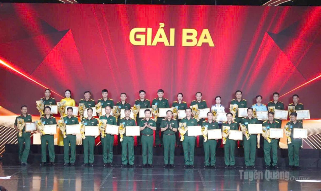 Đại tá Trần Đình Trọng (thứ 4 từ phải sang) nhận giải Ba tại Hội thi Báo cáo viên giỏi toàn quân năm 2026.
