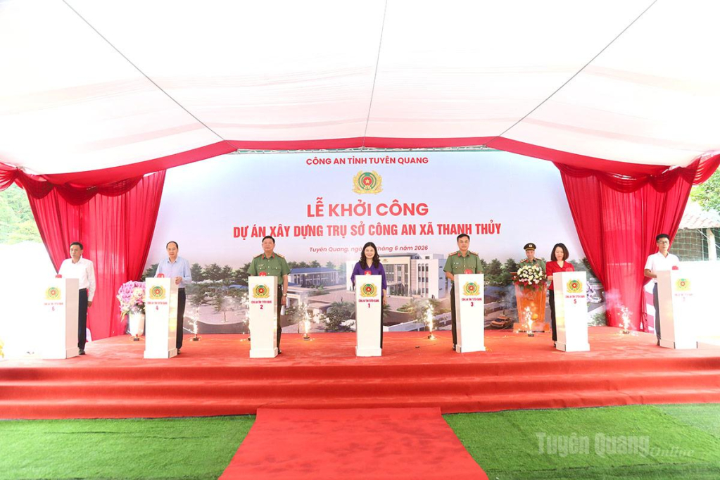 Phó Chủ tịch UBND tỉnh Vương Ngọc Hà và lãnh đạo Công an tỉnh, các đại biểu ấn nút khởi công dự án.