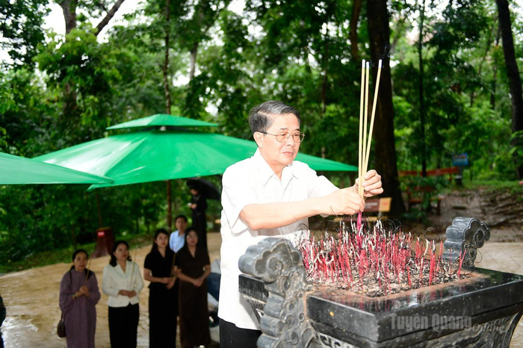 Đồng chí Nguyễn Đức Hải, nguyên Ủy viên BCH Trung ương Đảng, nguyên Phó Chủ tịch Quốc hội dâng hương tại lán Nà Nưa.