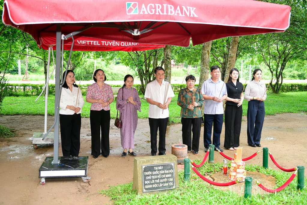 Đoàn đại biểu dâng hương tại đình Tân Trào.
