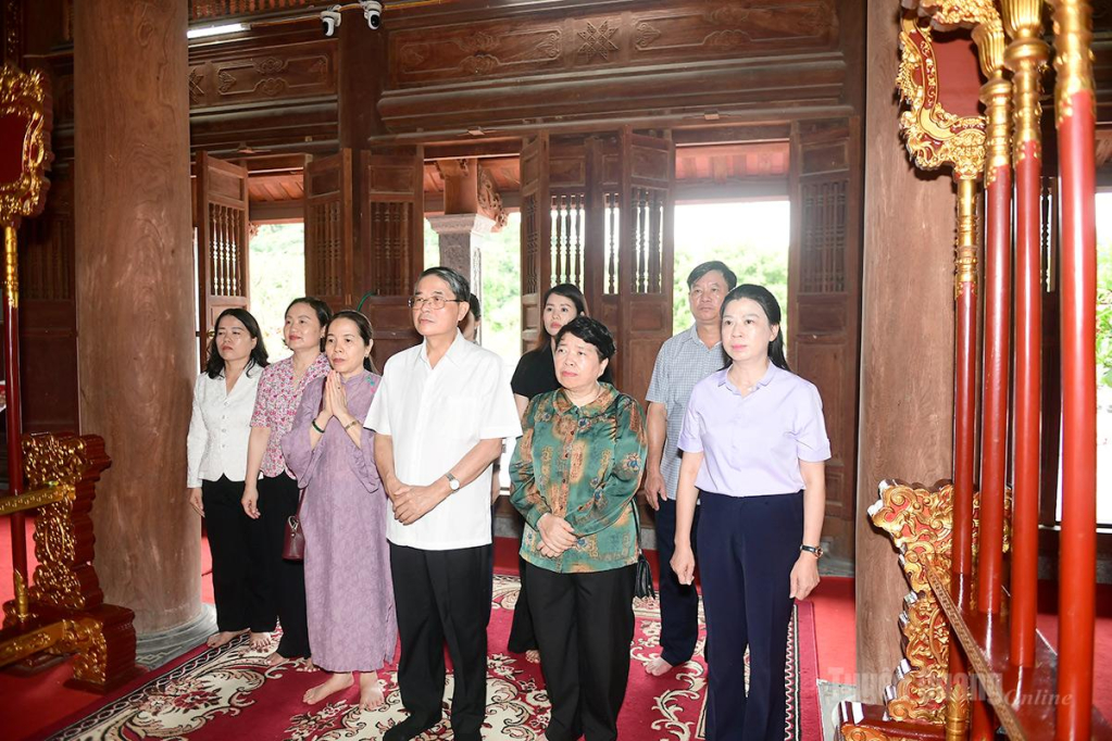 Đoàn đại biểu dâng hương tại Khu tưởng niệm Chủ tịch Hồ Chí Minh và các vị tiền bối cách mạng.