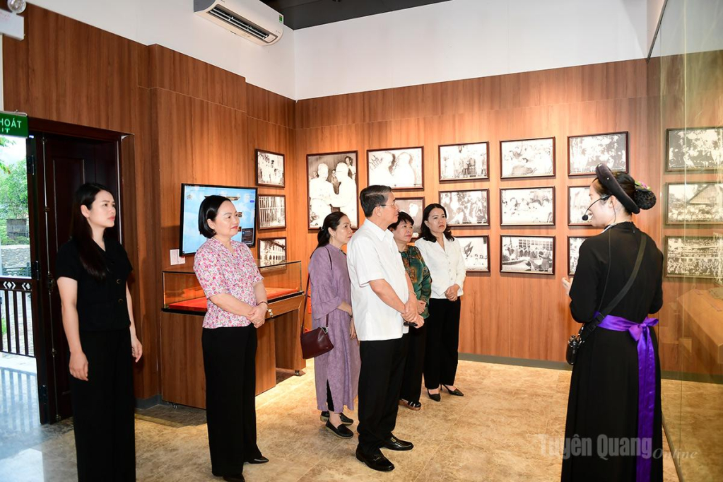 Các đại biểu nghe thuyết minh tại Khu di tích Ban Thường trực Quốc hội.