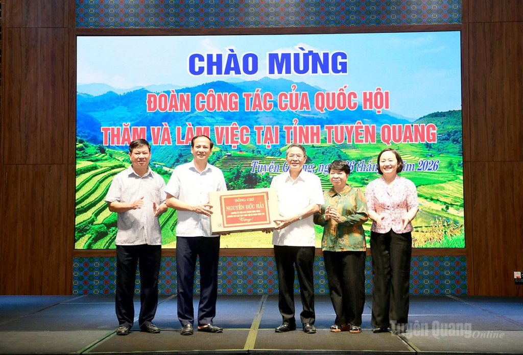 Đồng chí Nguyễn Đức Hải, nguyên Ủy viên BCH Trung ương Đảng, nguyên Phó Chủ tịch Quốc hội và đoàn công tác tặng xã Tân Trào 1 bộ máy tính.