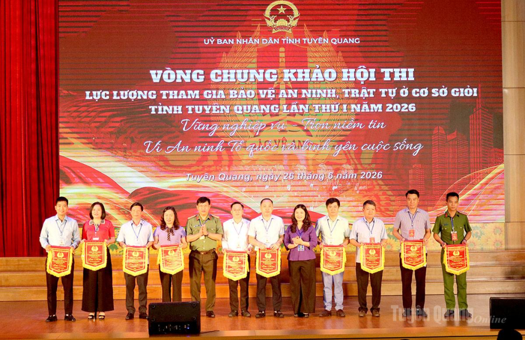 Đồng chí Vương Ngọc Hà, Ủy viên Ban Thường vụ Tỉnh ủy, Phó Chủ tịch UBND tỉnh và lãnh đạo Công an tỉnh trao Cờ lưu niệm cho các đội tham gia vòng chung khảo.