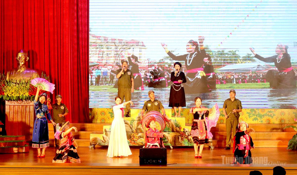Phần thi chào hỏi của đội xã Quang Bình được dàn dựng công phu, đậm bản sắc văn hóa địa phương.