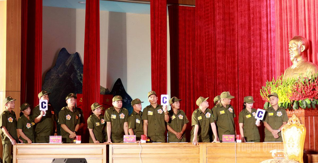 Các đội tham gia phần thi trả lời kiến thức tại vòng chung khảo.