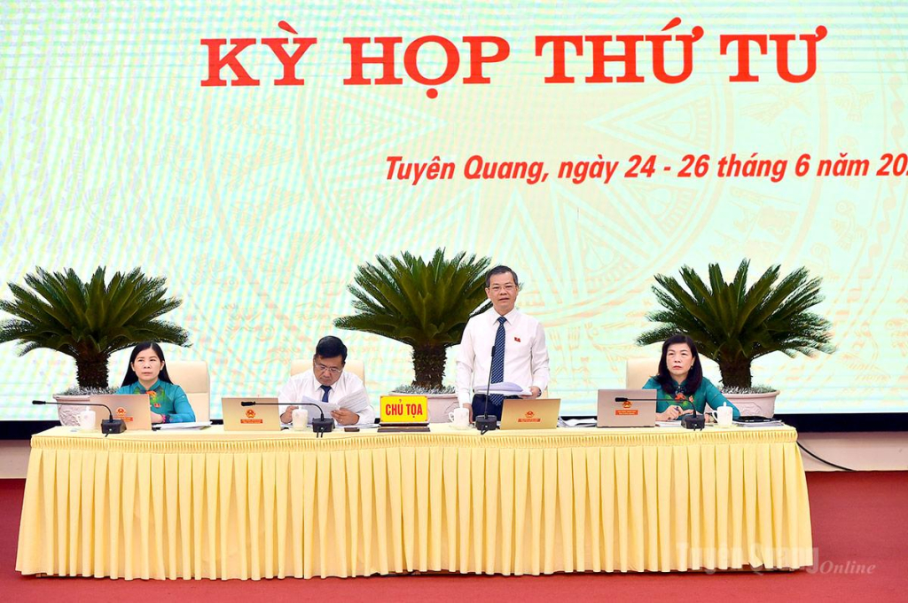 Đồng chí Nguyễn Văn Sơn, Chủ tịch HĐND tỉnh điều hành phiên chất vấn.