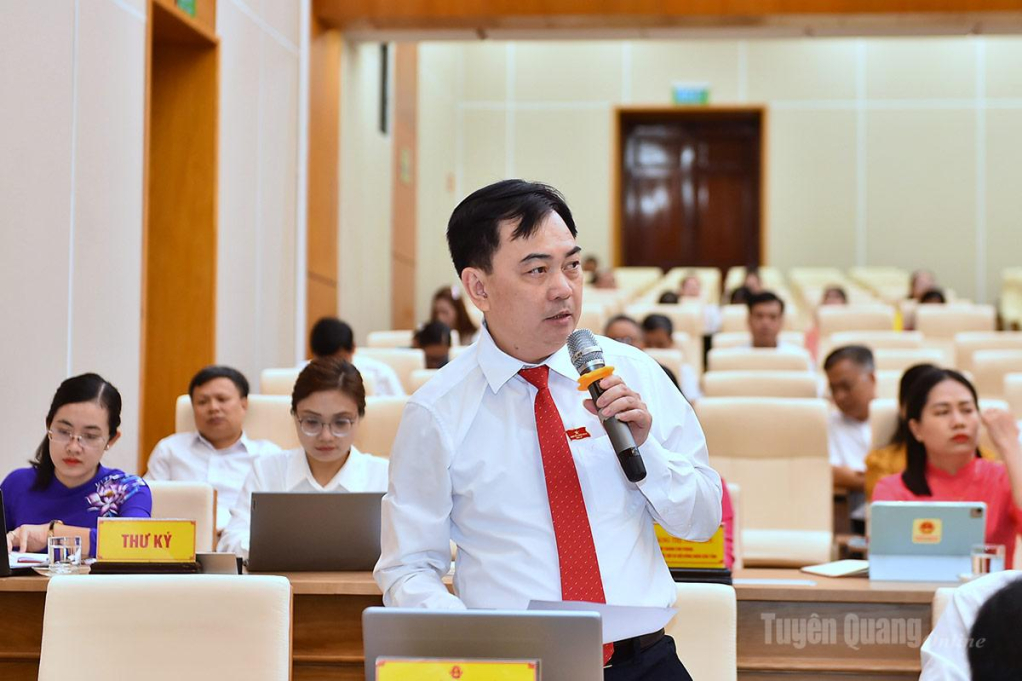 Đại biểu Sền Văn Bắc, Phó trưởng Ban Pháp chế HĐND tỉnh đặt câu hỏi chất vấn.