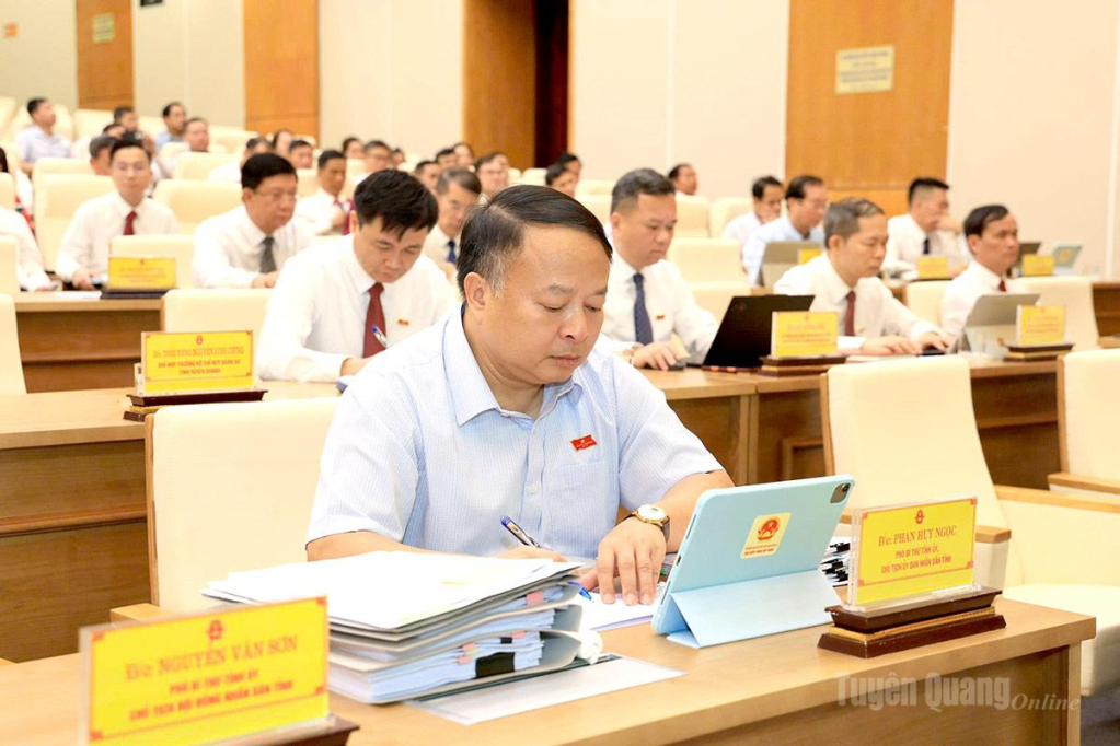 Đồng chí Phan Huy Ngọc, Chủ tịch UBND tỉnh tại kỳ họp.
