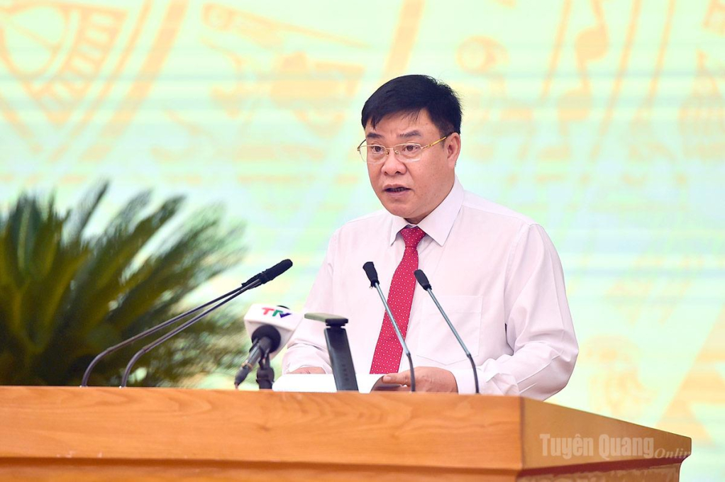 Đồng chí Hoàng Gia Long, Phó Chủ tịch UBND tỉnh giải trình các ý kiến thảo luận đối với các nghị quyết trình tại kỳ họp.