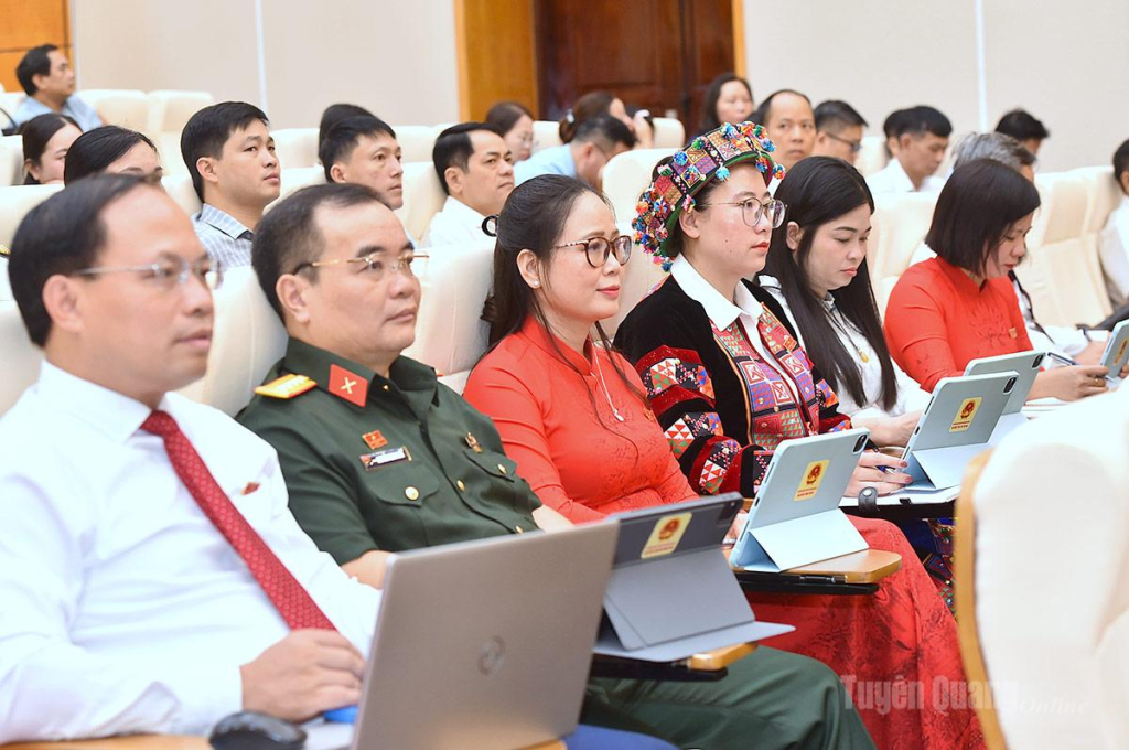 Các đại biểu dự kỳ họp.