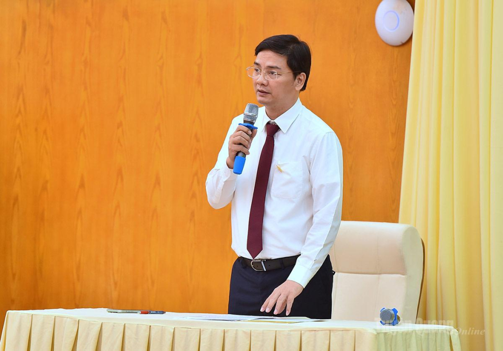 Giám đốc Sở Giáo dục và Đào tạo Vũ Đình Hưng trả lời chất vấn.