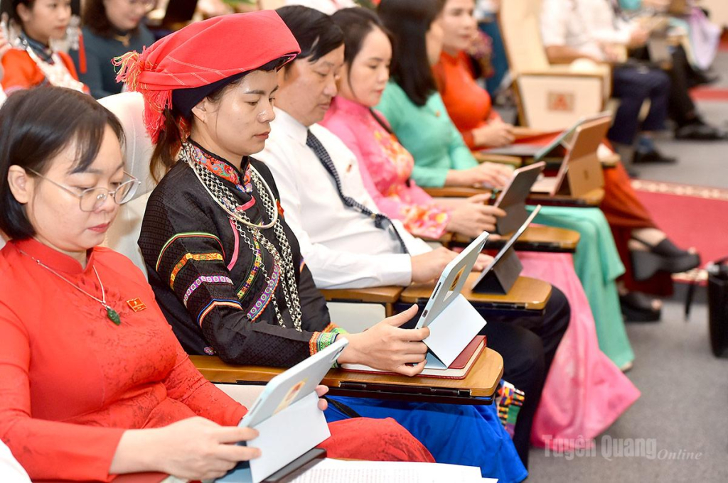 Đại biểu biểu quyết thông qua các nghị quyết trình tại kỳ họp.