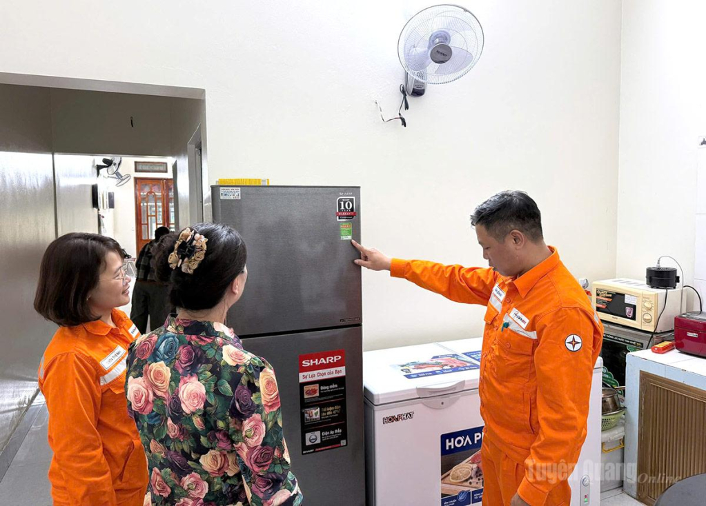 Cán bộ nhân viên Điện lực Minh Xuân hướng dẫn khách hàng sử dụng các thiết bị có dán nhãn năng lượng, góp phần sử dụng điện tiết kiệm, an toàn và hiệu quả.