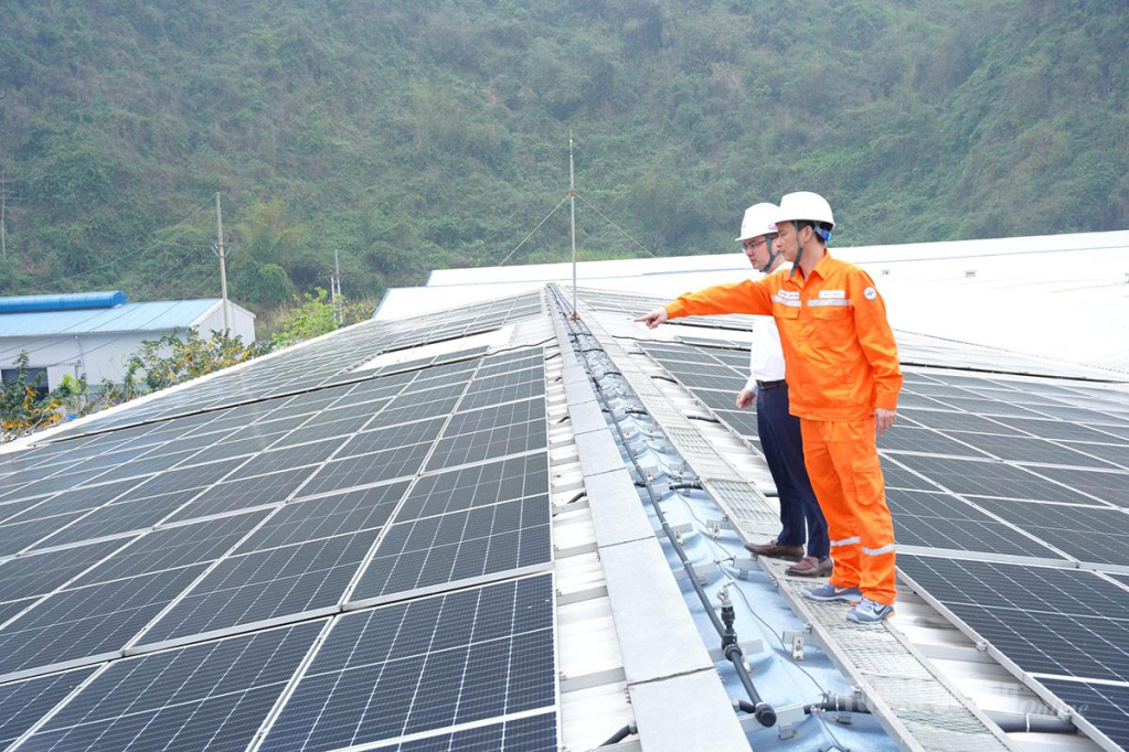 Nhân viên Điện lực Sơn Dương kiểm tra hệ thống điện năng lượng mặt trời.