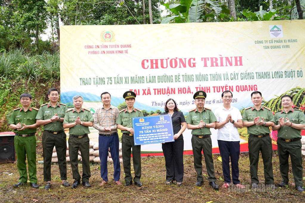 Phòng An ninh Kinh tế Công an tỉnh trao tặng xi măng làm đường giao thông cho xã Thuận Hòa.