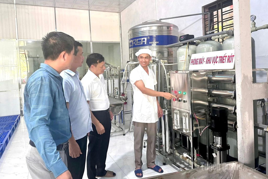 Đoàn kiểm tra số 1 do Phòng An toàn thực phẩm, Sở Y tế kiểm tra tại cơ sở sản xuất nước đóng chai tại xã Vị Xuyên.