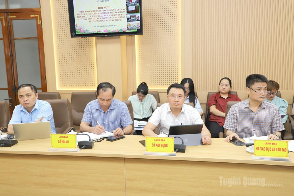 Lãnh đạo các sở, ngành dự hội nghị tại điểm cầu tỉnh Tuyên Quang.