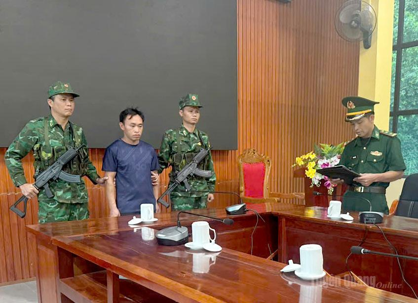 Đồn Biên phòng cửa khẩu Săm Pun thi hành lệnh bắt giữ đối tượng Sùng Mí Tủa.