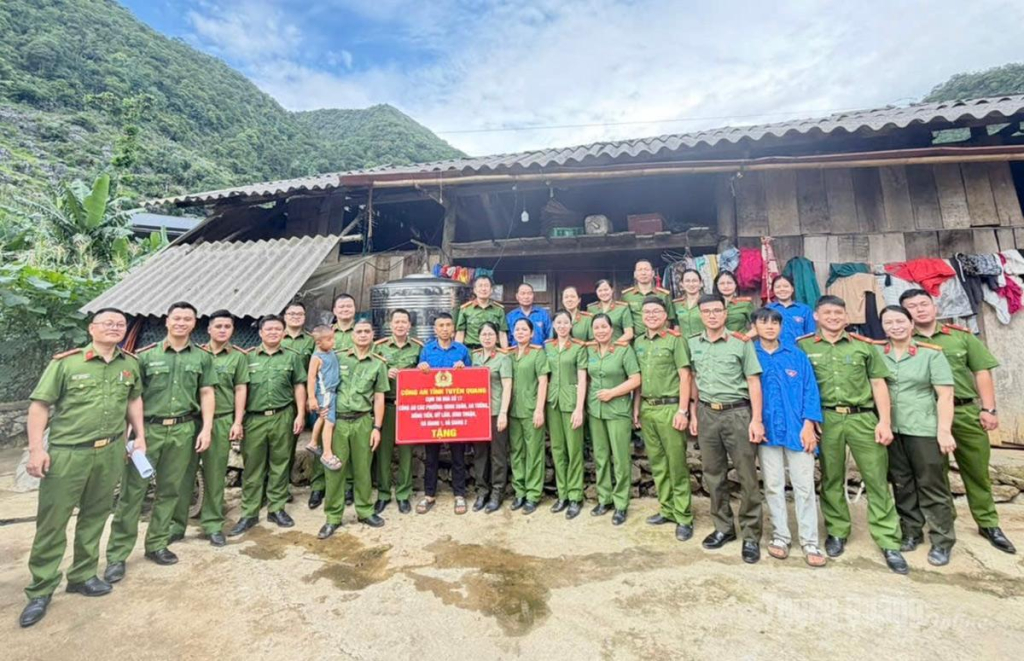 Cán bộ, chiến sĩ các đơn vị thuộc Cụm thi đua số 17 Công an tỉnh Tuyên Quang trao tặng téc nước sinh hoạt cho các hộ gia đình có hoàn cảnh khó khăn tại xã Cán Tỷ.