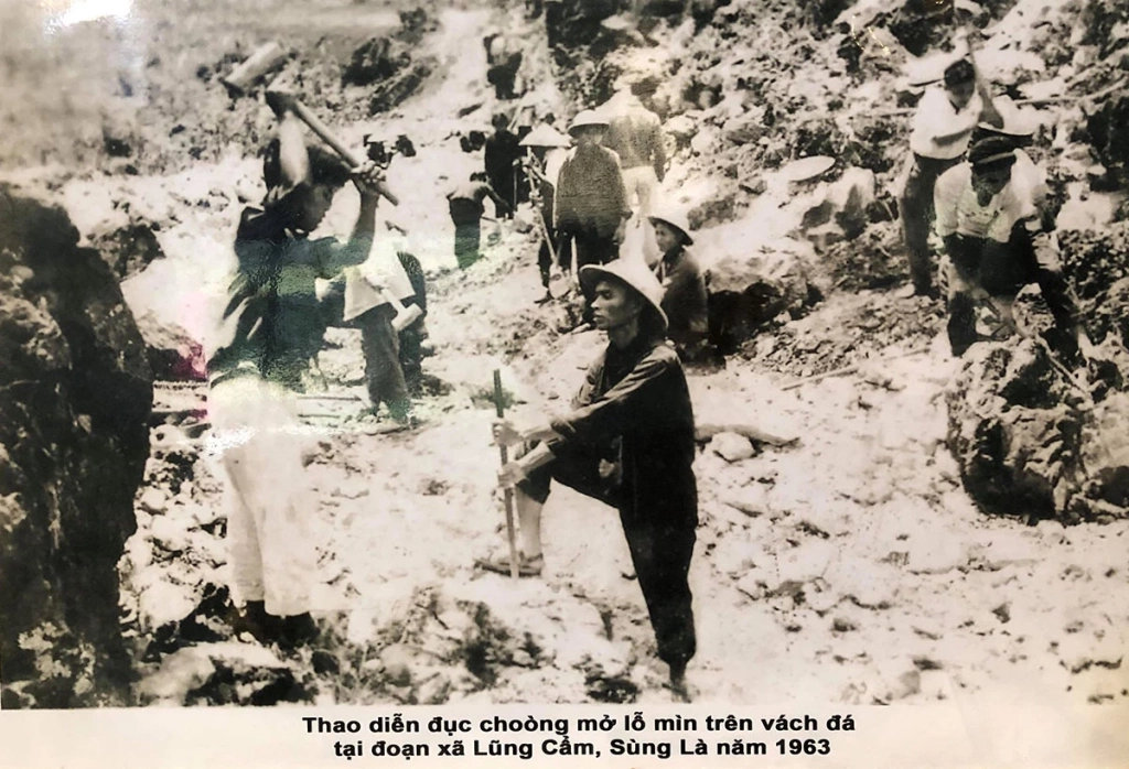 Thanh niên xung phong mở đường Hạnh Phúc với các công cụ thô sơ qua Sủng Là.