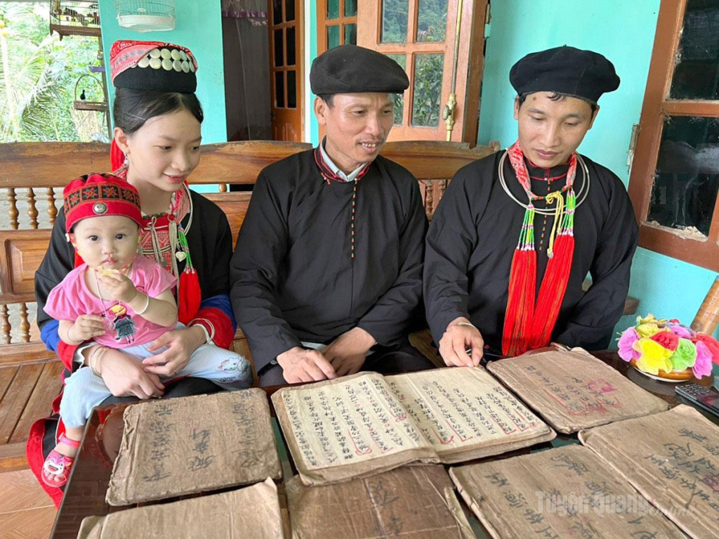 Gia đình 3 thế hệ tại thôn 23, xã Tân Long.